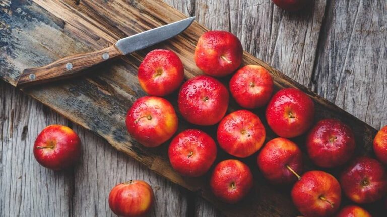 Apple nutritional value (100 g) - Carbohydrates, proteins and fats